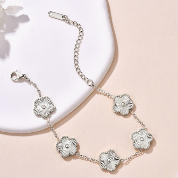 Five motif flower clover Silver Floral Bracelet looks designer luxury - Picture 4 of 4